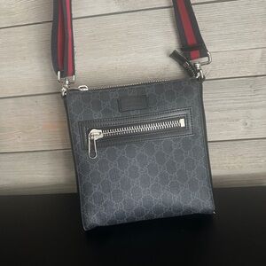 Gucci GG Supreme Small Messenger Bag